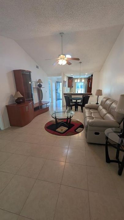 В аренду: $2,395 (2 спален, 2 ванн, 1013 Квадратных фут)