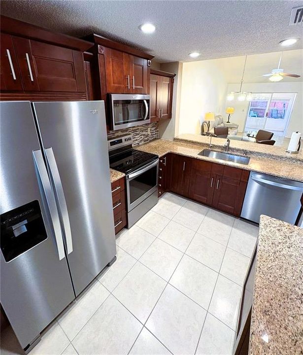 В аренду: $2,395 (2 спален, 2 ванн, 1013 Квадратных фут)