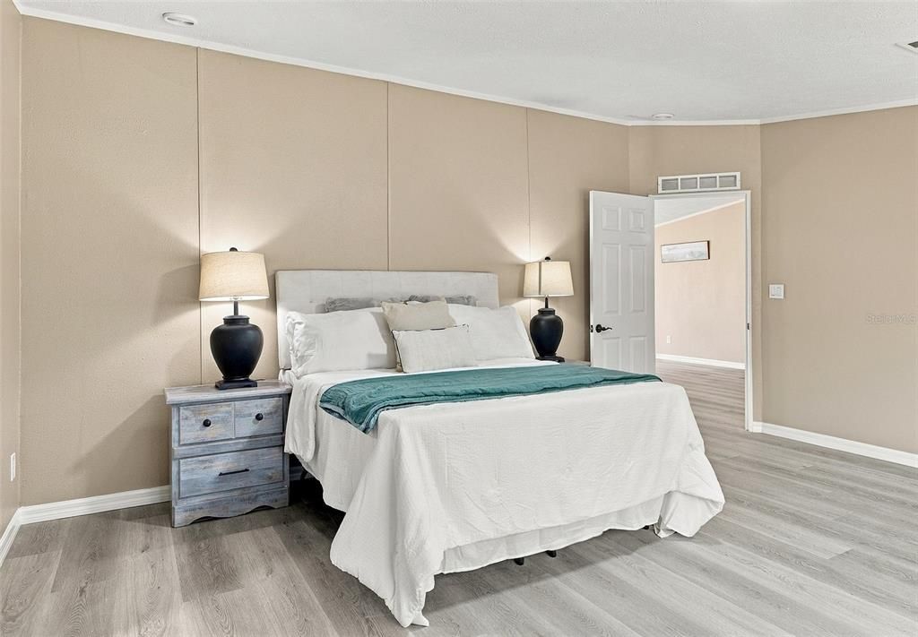 For Sale: $214,950 (4 beds, 2 baths, 2280 Square Feet)