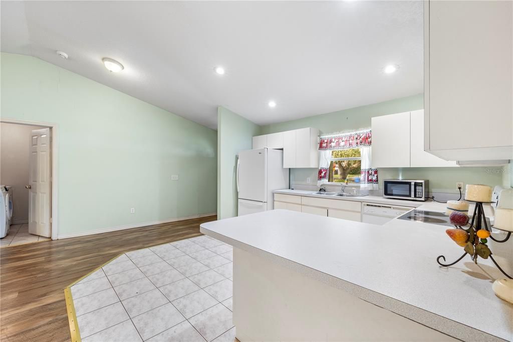 На продажу: $325,000 (3 спален, 2 ванн, 1404 Квадратных фут)