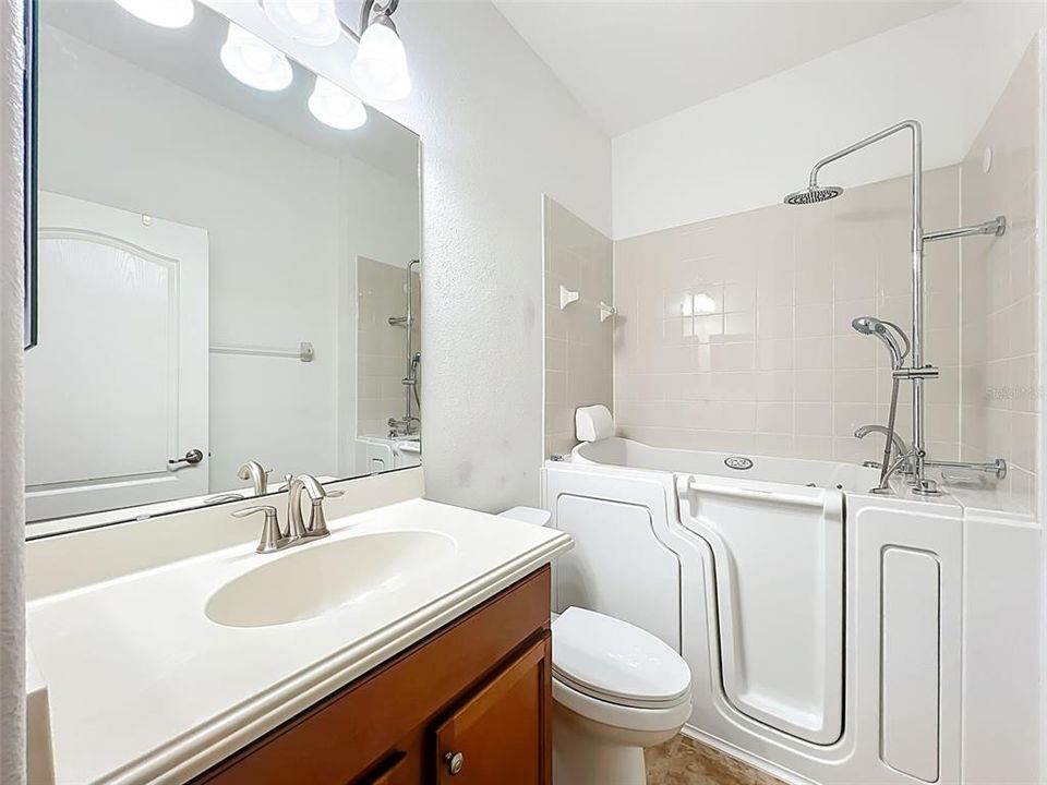 For Rent: $2,400 (3 beds, 2 baths, 1672 Square Feet)