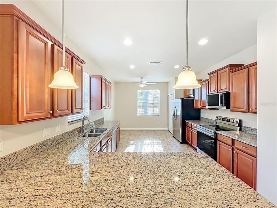 For Rent: $2,400 (3 beds, 2 baths, 1672 Square Feet)