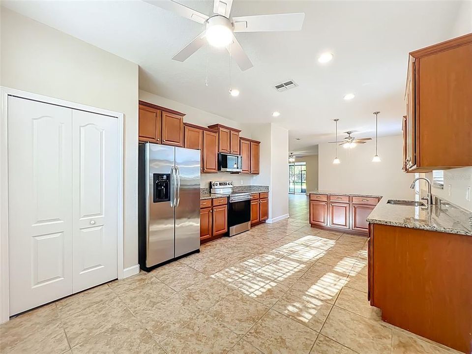 For Rent: $2,400 (3 beds, 2 baths, 1672 Square Feet)