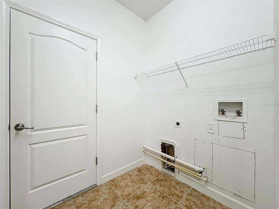For Rent: $2,400 (3 beds, 2 baths, 1672 Square Feet)