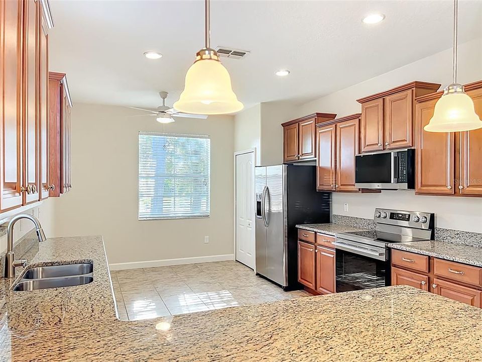 For Rent: $2,400 (3 beds, 2 baths, 1672 Square Feet)