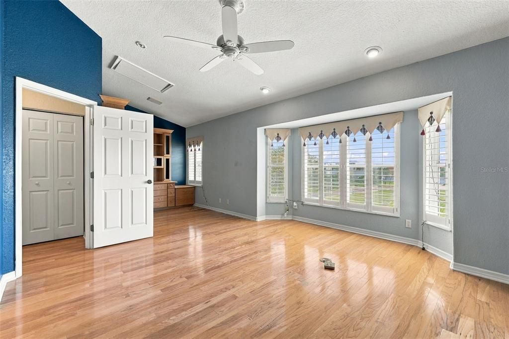 En Venta: $895,000 (3 camas, 3 baños, 2800 Pies cuadrados)
