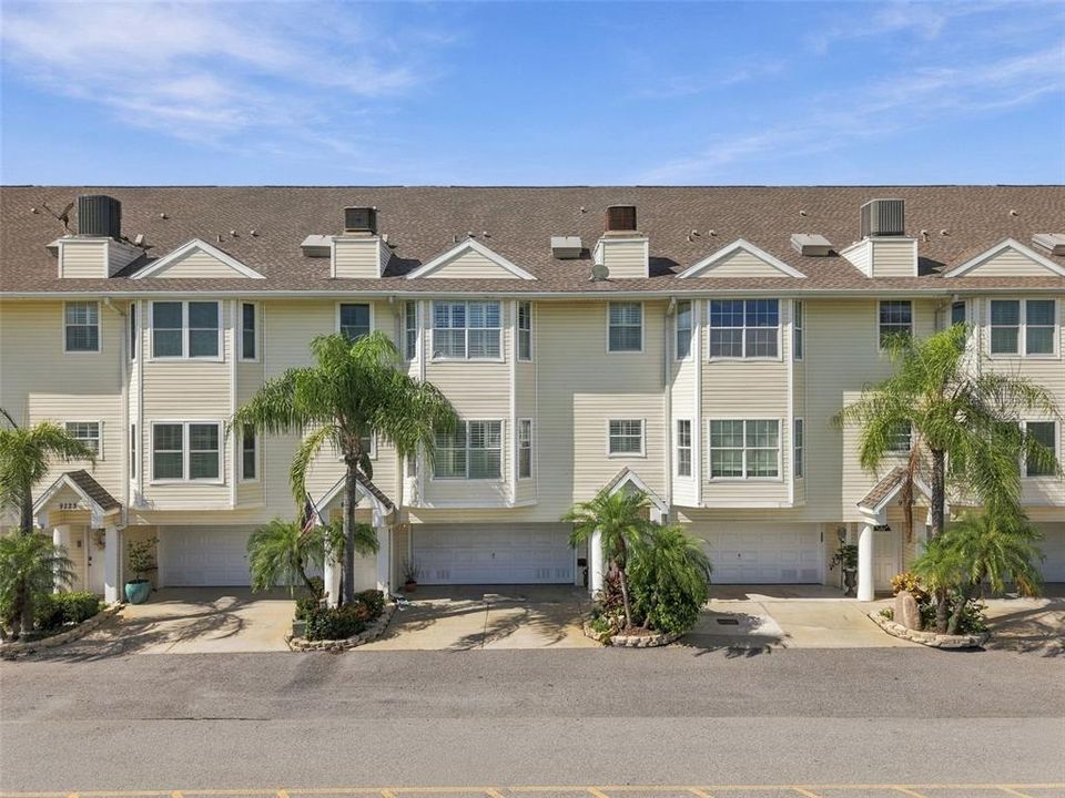 En Venta: $895,000 (3 camas, 3 baños, 2800 Pies cuadrados)