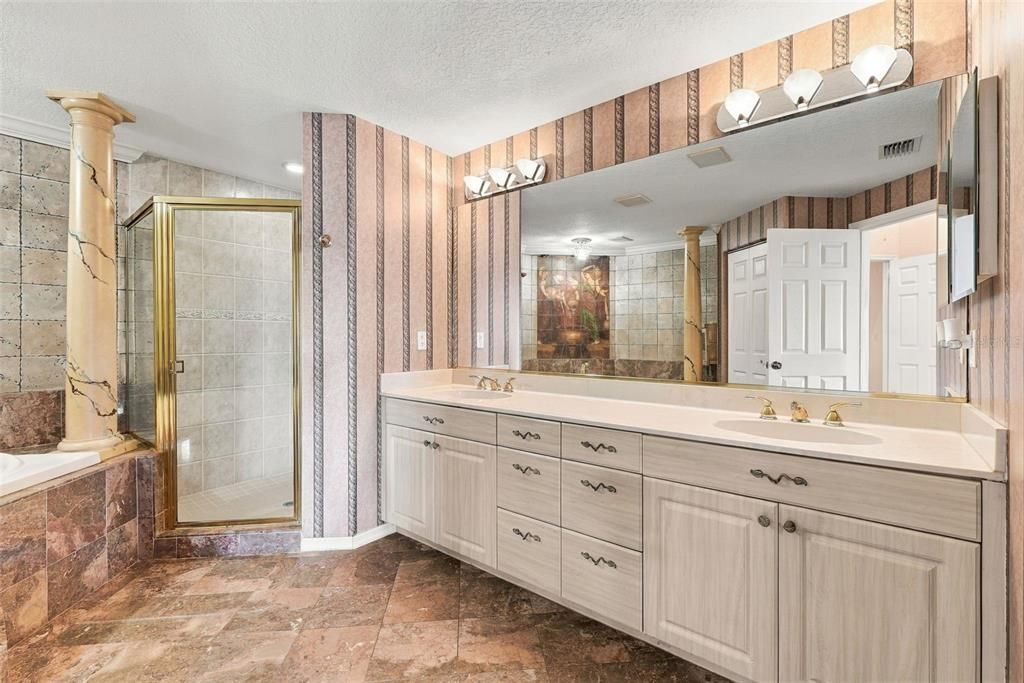 En Venta: $895,000 (3 camas, 3 baños, 2800 Pies cuadrados)
