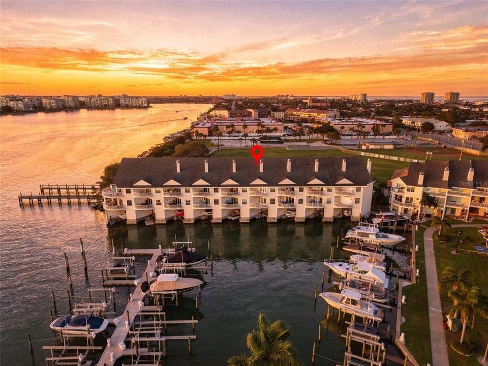 En Venta: $895,000 (3 camas, 3 baños, 2800 Pies cuadrados)