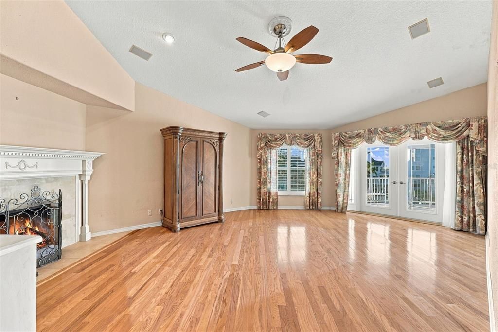 En Venta: $895,000 (3 camas, 3 baños, 2800 Pies cuadrados)