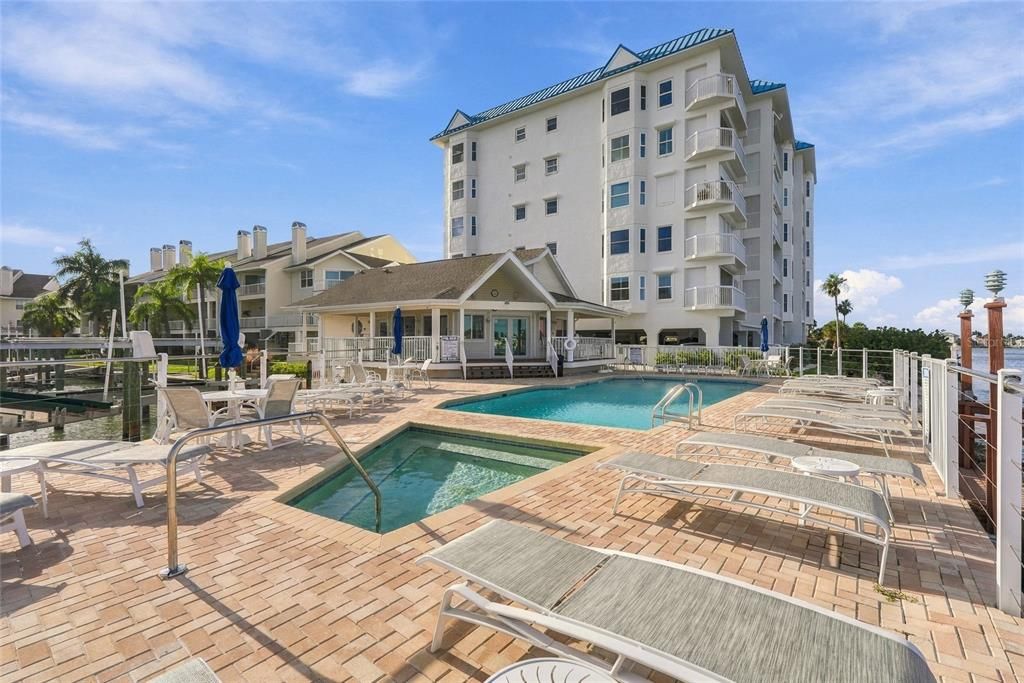 En Venta: $895,000 (3 camas, 3 baños, 2800 Pies cuadrados)