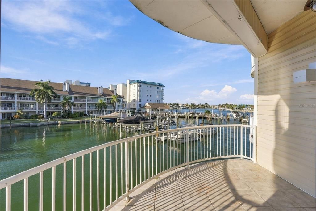 En Venta: $895,000 (3 camas, 3 baños, 2800 Pies cuadrados)