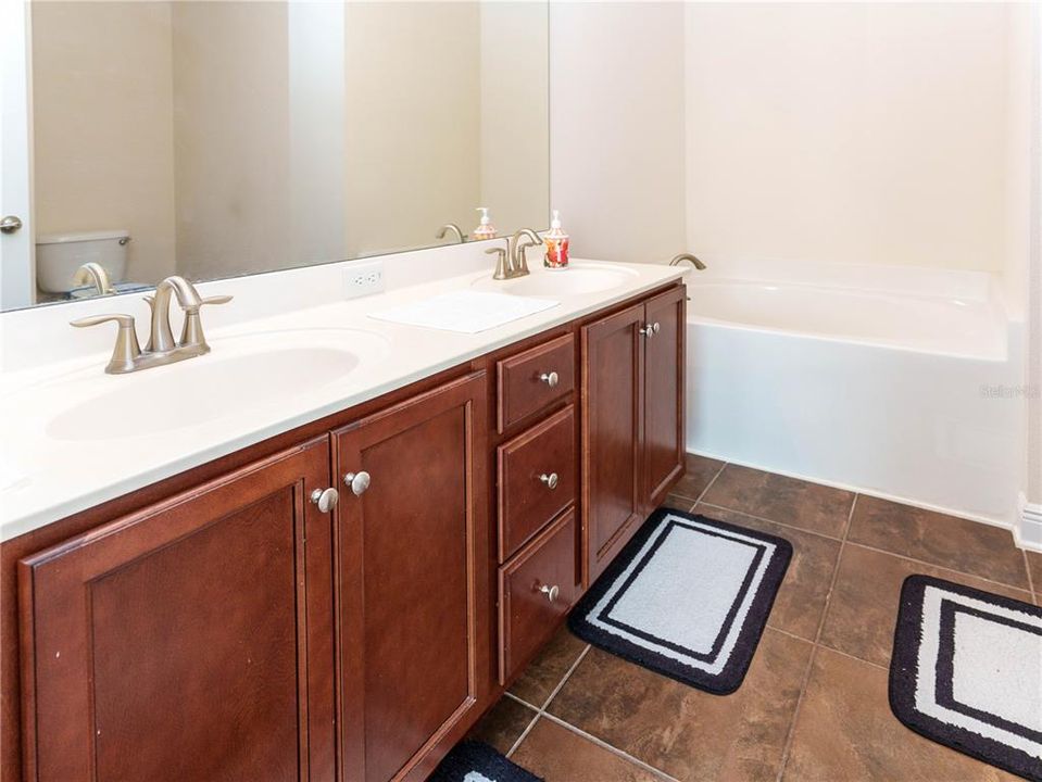 For Sale: $415,000 (4 beds, 2 baths, 2500 Square Feet)