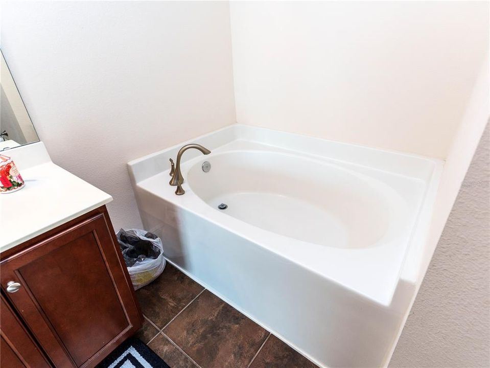For Sale: $415,000 (4 beds, 2 baths, 2500 Square Feet)