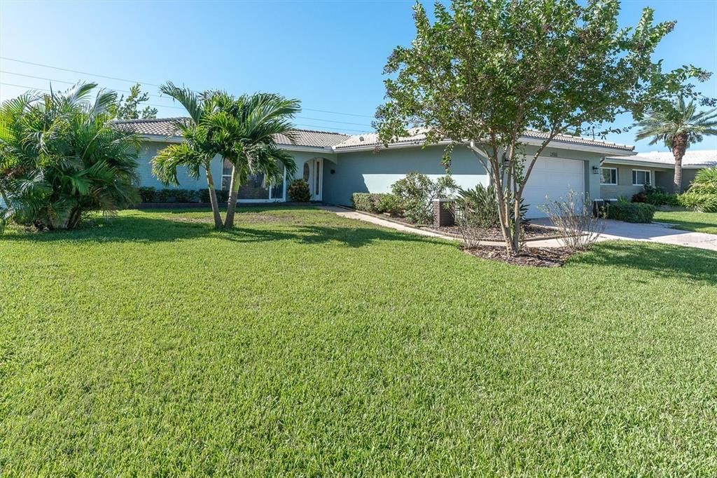For Sale: $795,000 (4 beds, 2 baths, 2085 Square Feet)