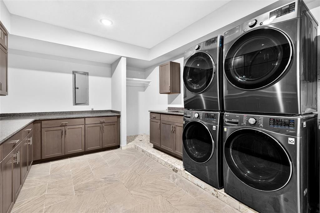 For Sale: $1,995,000 (5 beds, 4 baths, 12084 Square Feet)