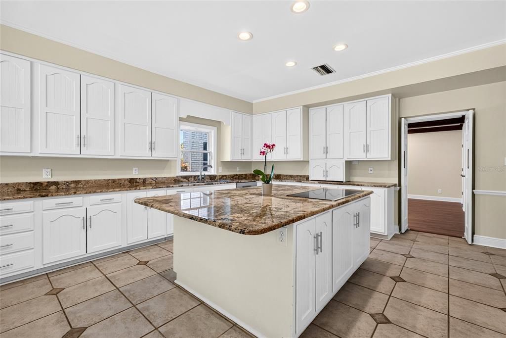 For Sale: $1,995,000 (5 beds, 4 baths, 12084 Square Feet)