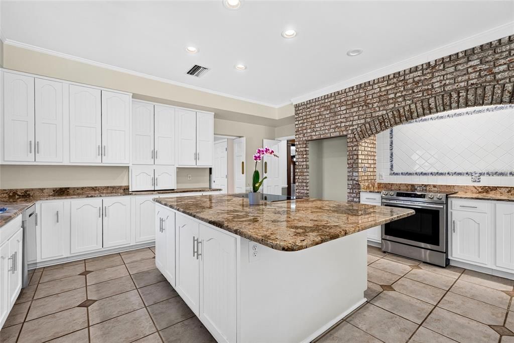 For Sale: $1,995,000 (5 beds, 4 baths, 12084 Square Feet)
