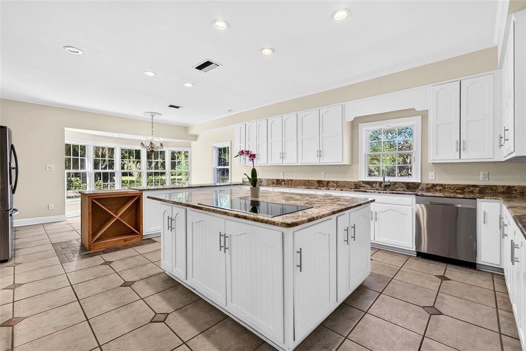 For Sale: $1,995,000 (5 beds, 4 baths, 12084 Square Feet)