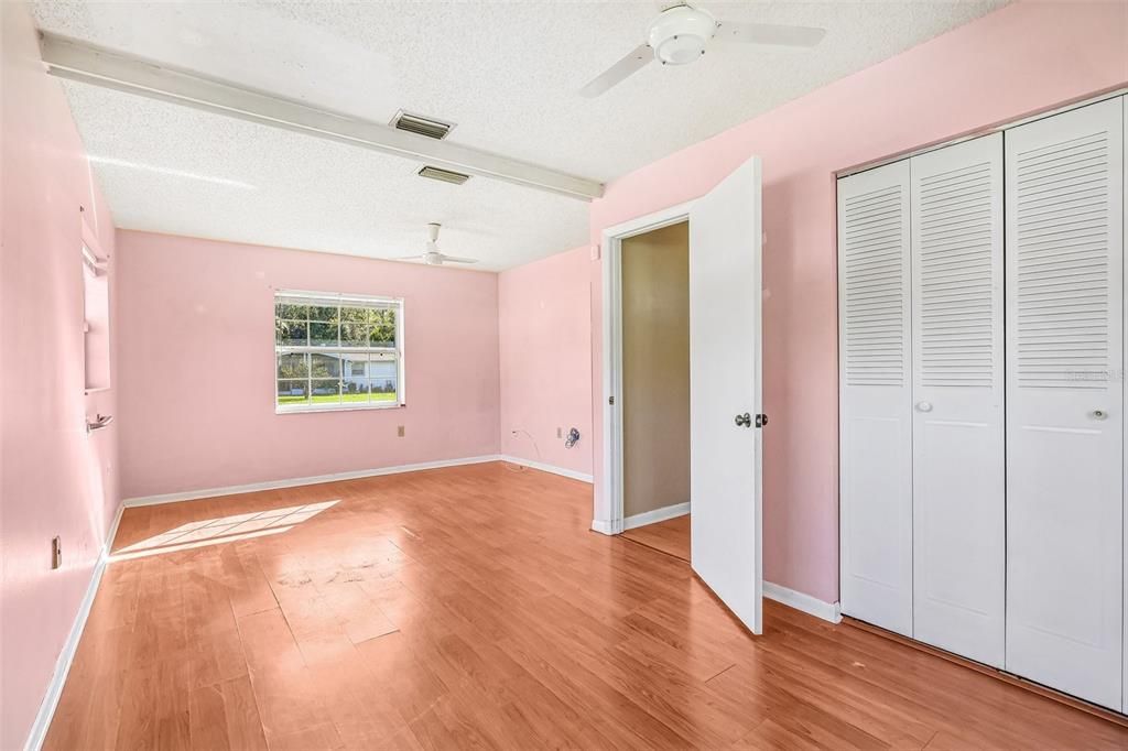 For Sale: $220,000 (2 beds, 1 baths, 1182 Square Feet)