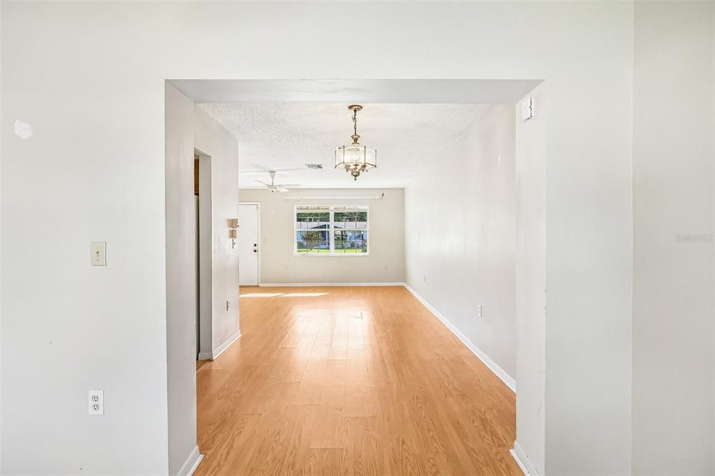 For Sale: $220,000 (2 beds, 1 baths, 1182 Square Feet)