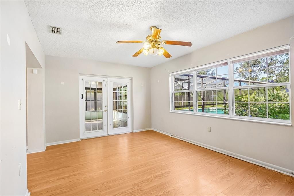 For Sale: $220,000 (2 beds, 1 baths, 1182 Square Feet)