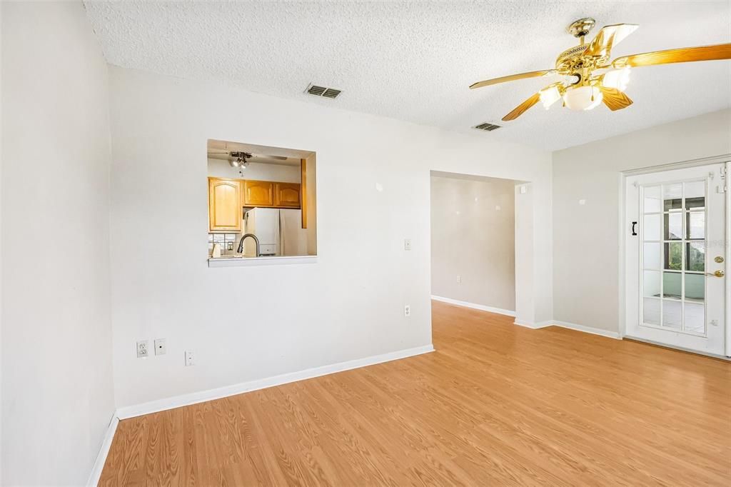 For Sale: $220,000 (2 beds, 1 baths, 1182 Square Feet)