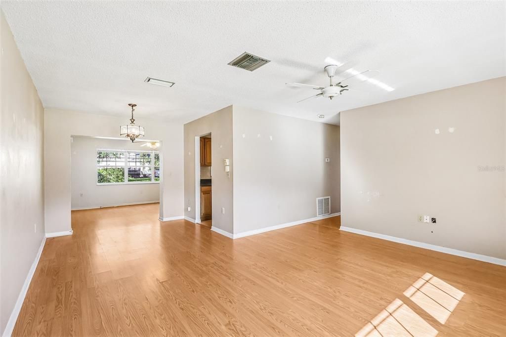 For Sale: $220,000 (2 beds, 1 baths, 1182 Square Feet)