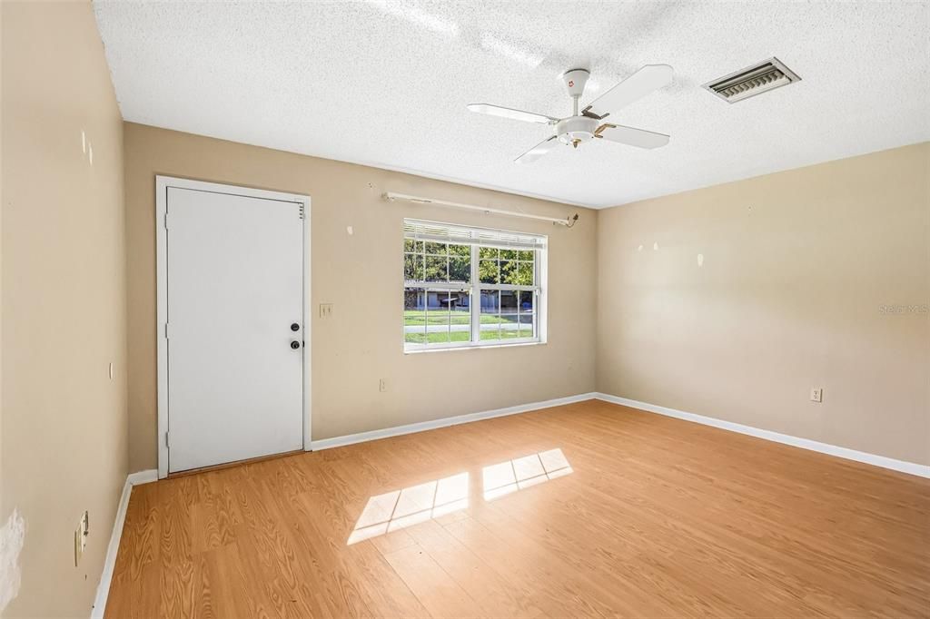 For Sale: $220,000 (2 beds, 1 baths, 1182 Square Feet)