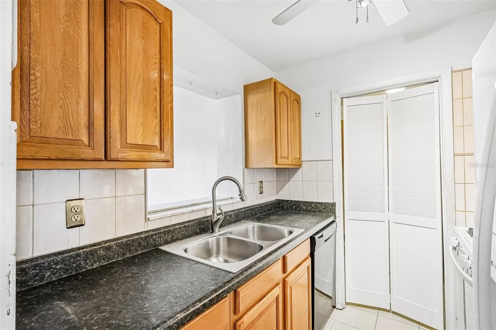 For Sale: $220,000 (2 beds, 1 baths, 1182 Square Feet)