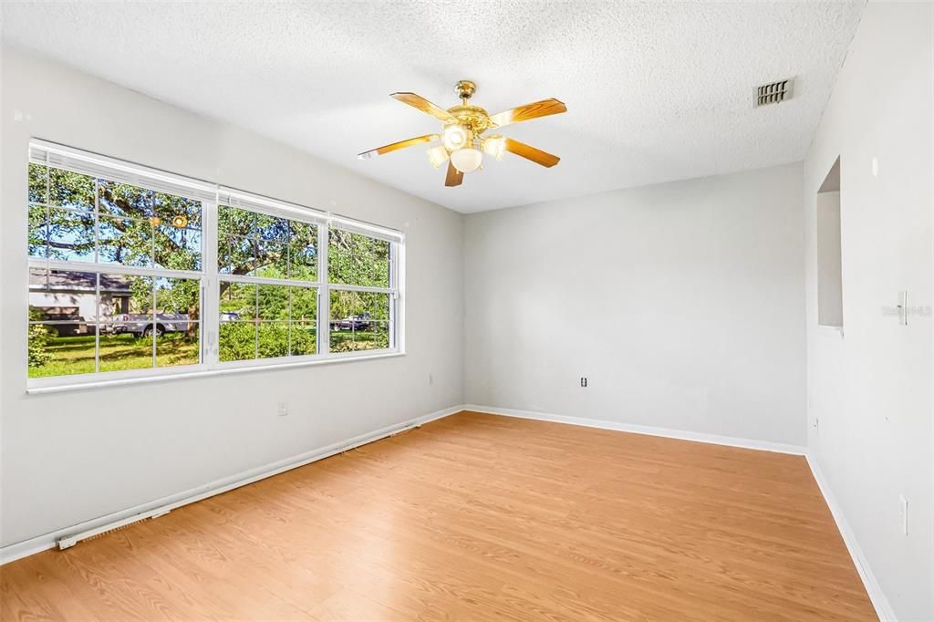 For Sale: $220,000 (2 beds, 1 baths, 1182 Square Feet)