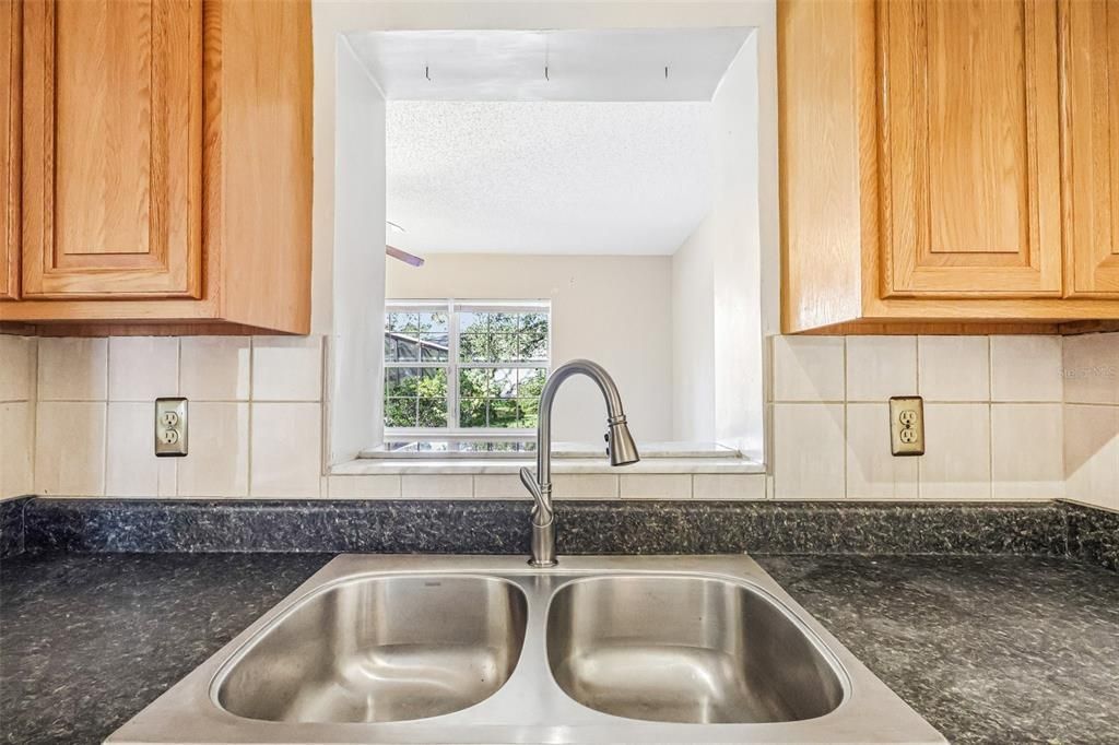 For Sale: $220,000 (2 beds, 1 baths, 1182 Square Feet)