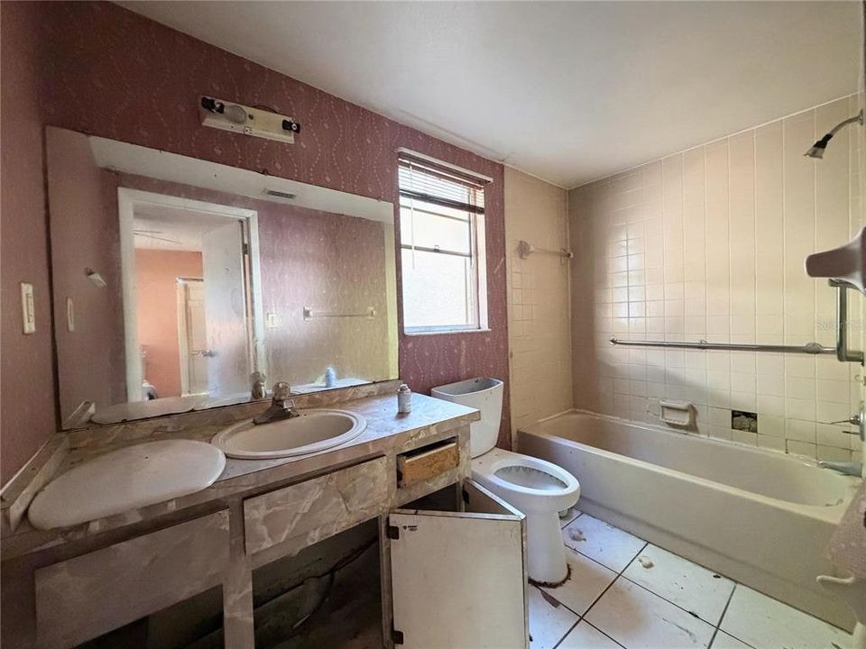 На продажу: $199,900 (5 спален, 3 ванн, 1650 Квадратных фут)