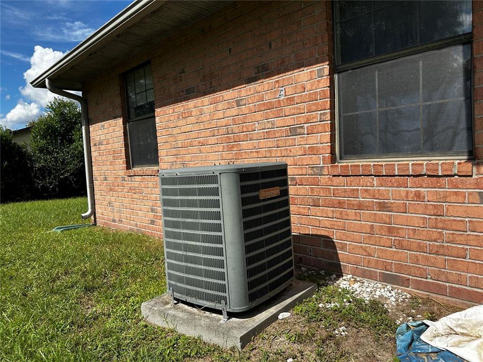 For Sale: $225,000 (3 beds, 2 baths, 1092 Square Feet)