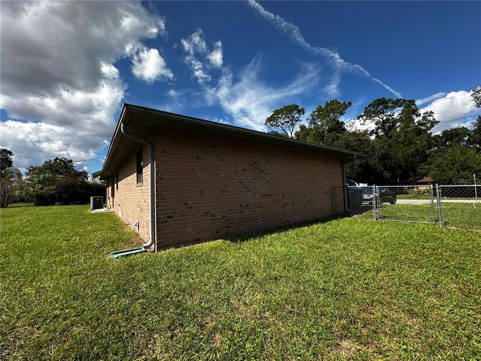 For Sale: $225,000 (3 beds, 2 baths, 1092 Square Feet)