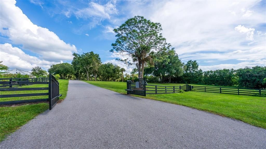 待售: $249,900 (1.11 acres)