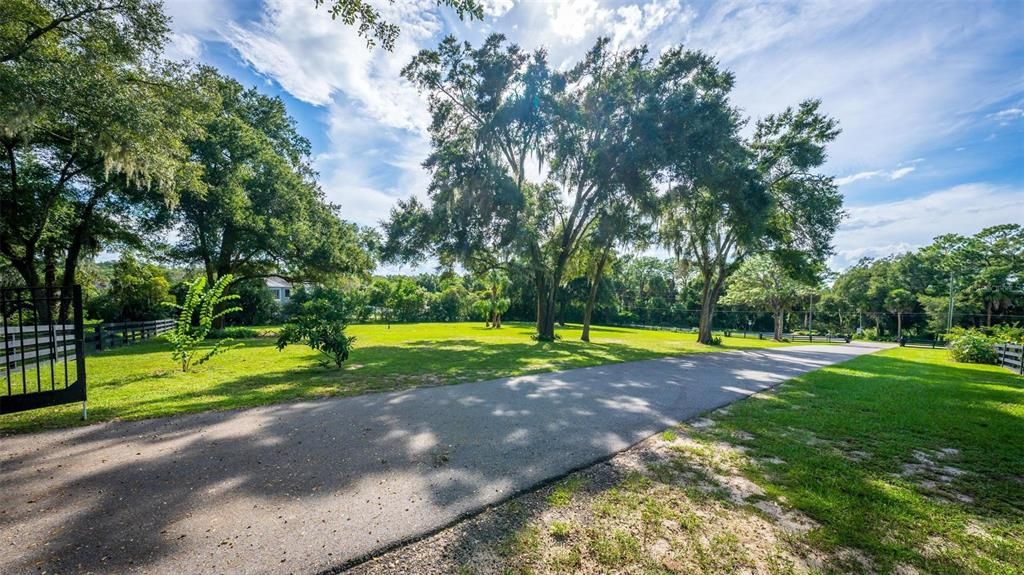 待售: $249,900 (1.11 acres)