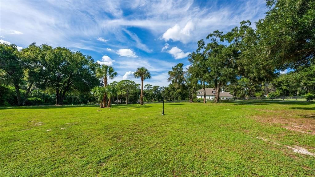 待售: $249,900 (1.11 acres)