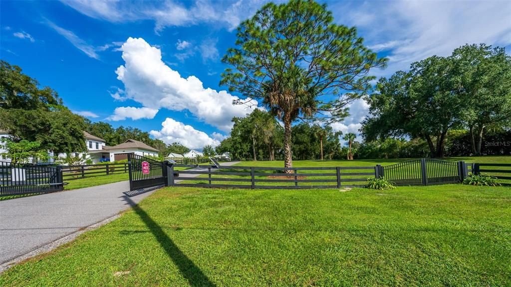 待售: $249,900 (1.11 acres)