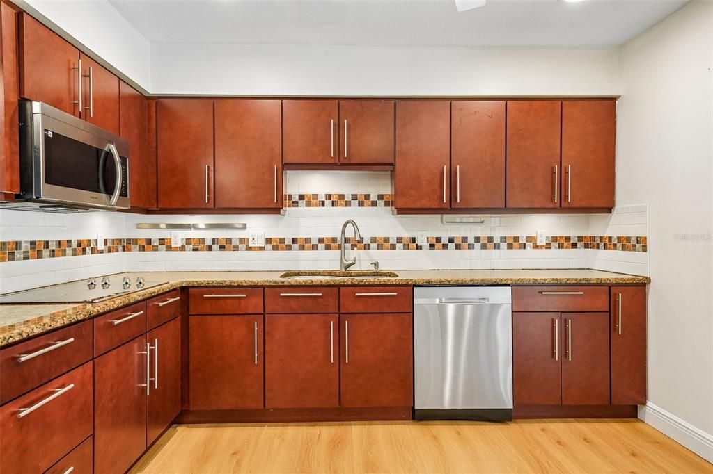 На продажу: $565,000 (4 спален, 0 ванн, 1704 Квадратных фут)