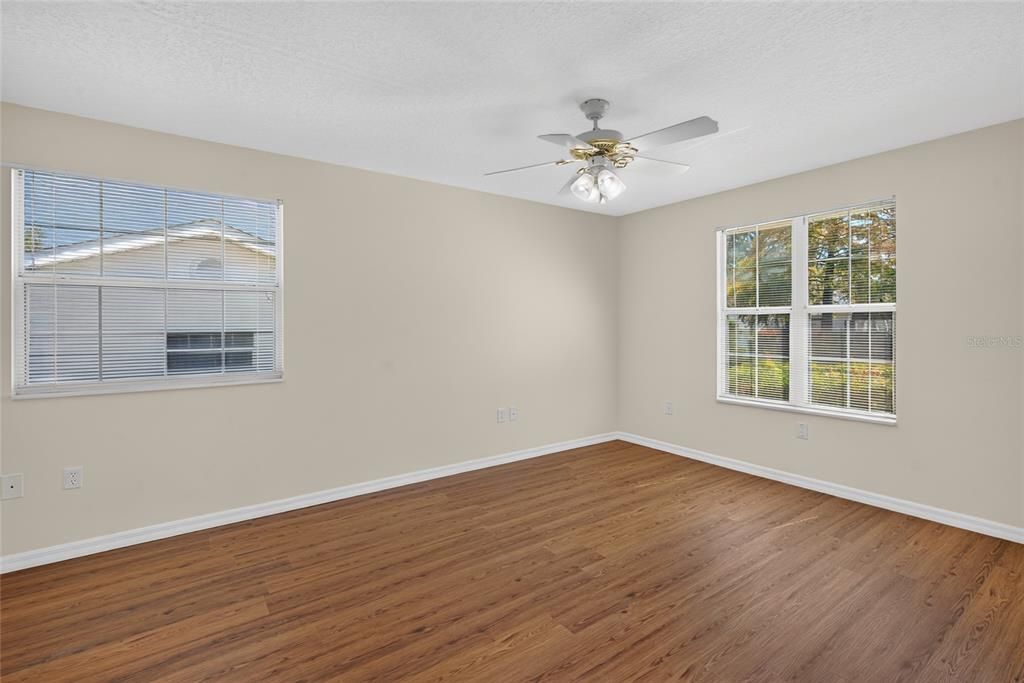For Sale: $199,975 (2 beds, 2 baths, 1327 Square Feet)