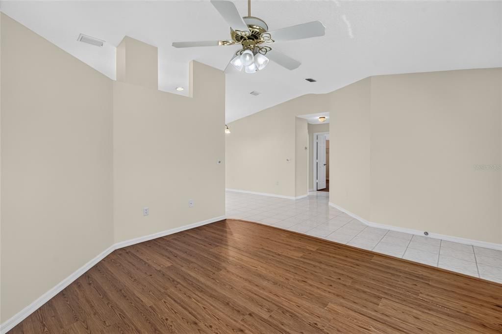 For Sale: $199,975 (2 beds, 2 baths, 1327 Square Feet)
