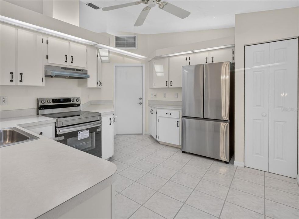 For Sale: $199,975 (2 beds, 2 baths, 1327 Square Feet)
