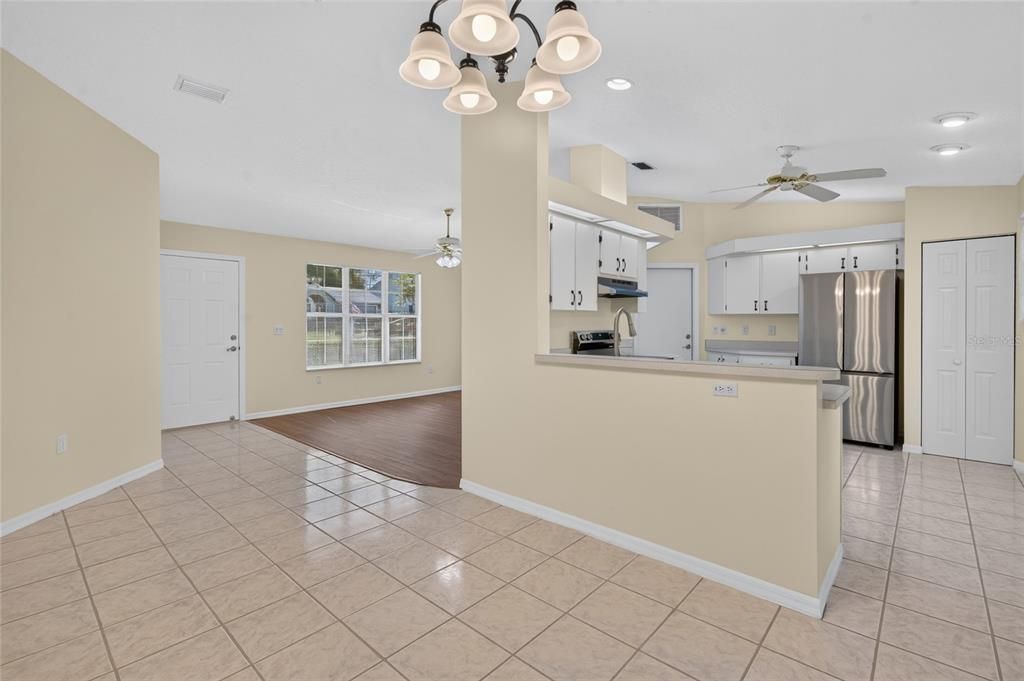 For Sale: $199,975 (2 beds, 2 baths, 1327 Square Feet)