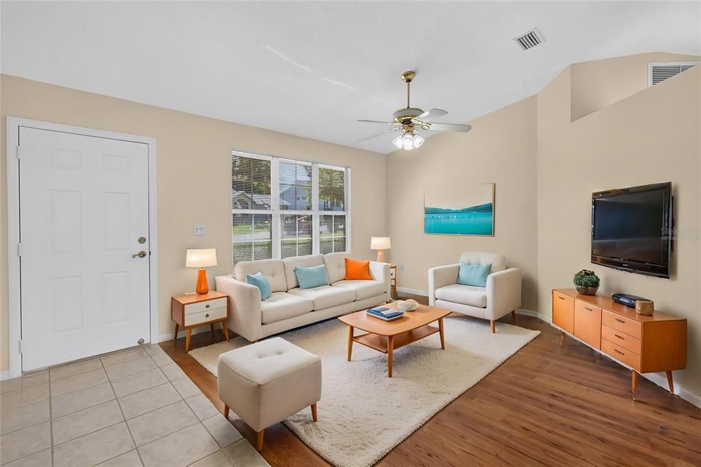 For Sale: $199,975 (2 beds, 2 baths, 1327 Square Feet)