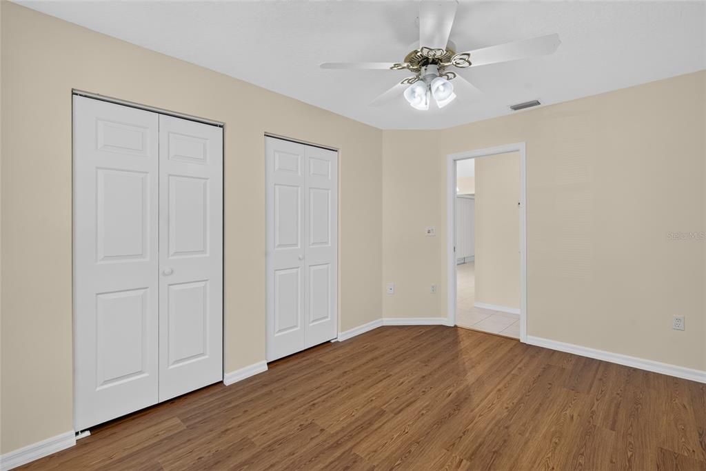 For Sale: $199,975 (2 beds, 2 baths, 1327 Square Feet)