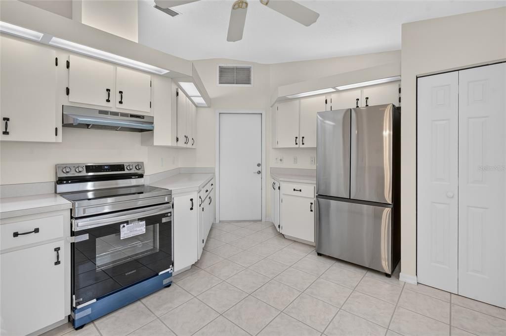 For Sale: $199,975 (2 beds, 2 baths, 1327 Square Feet)