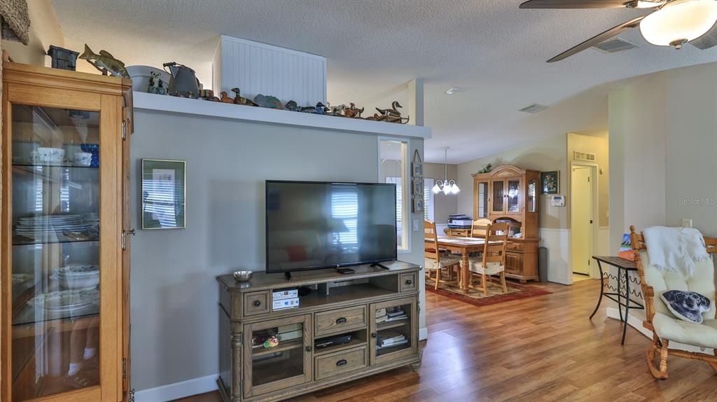 For Sale: $375,000 (2 beds, 2 baths, 1227 Square Feet)