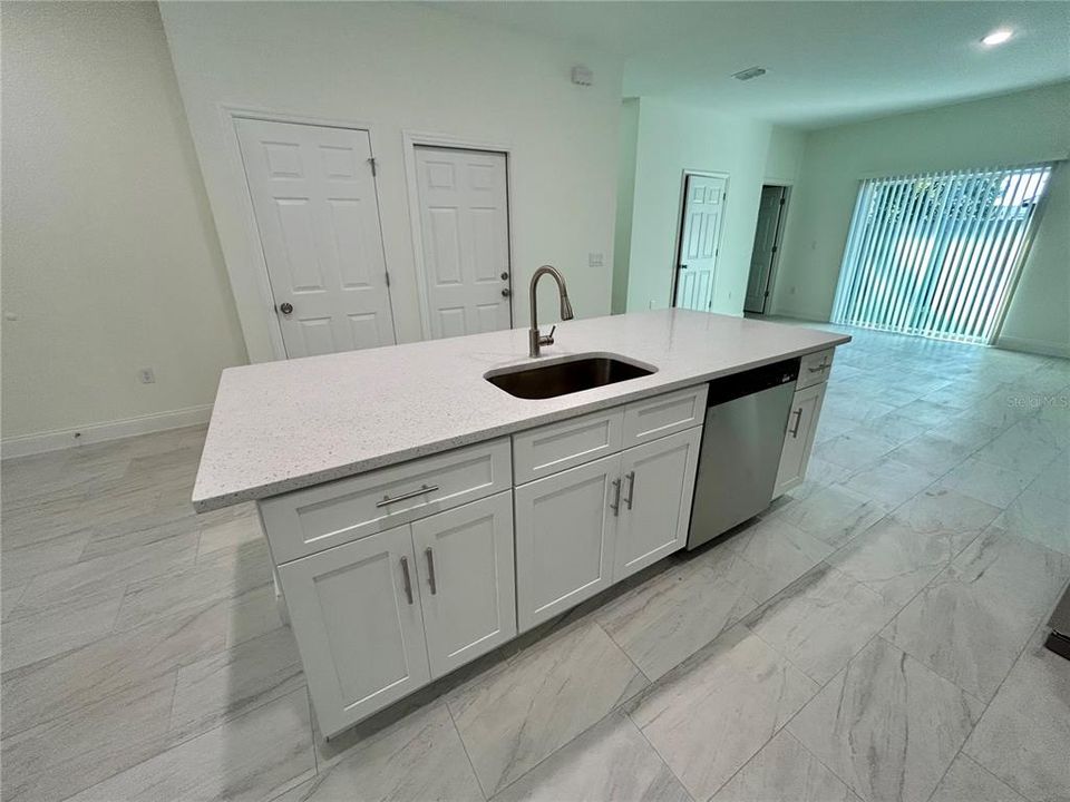 В аренду: $2,700 (4 спален, 2 ванн, 2264 Квадратных фут)