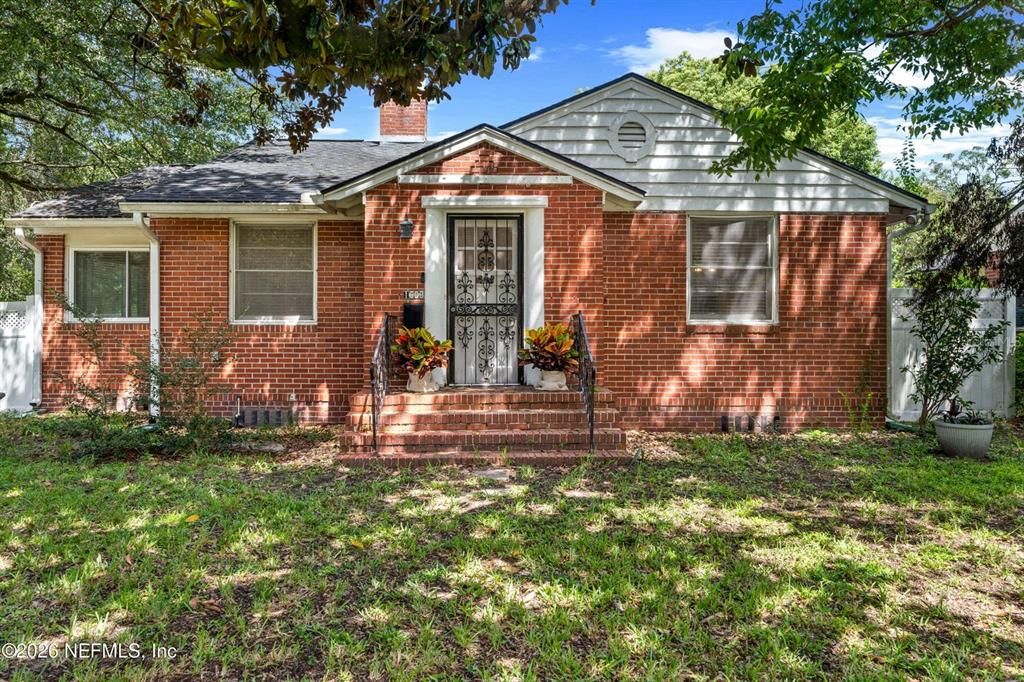 Recently Sold: $305,000 (2 beds, 1 baths, 1148 Square Feet)